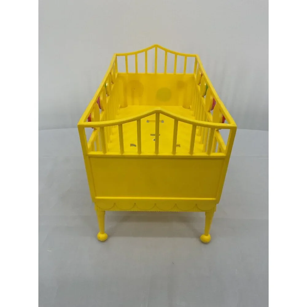 vintage 1960s Topper Deluxe Reading Suzy Cute doll crib